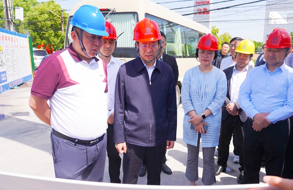 5月16日，市委常委、区委书记张建华带队前往兴东街道森珀新材料项目建设现场，仔细了解项目规模以及建设进度。徐浩翔 摄.jpg