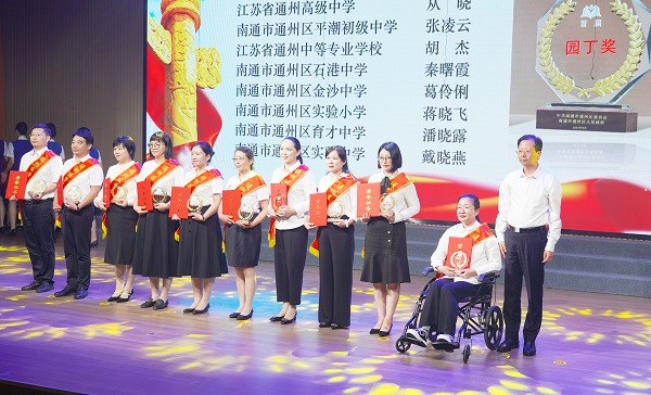 市委常委、区委书记张建华为首届“园丁奖”获得者颁奖。徐浩翔摄.jpg