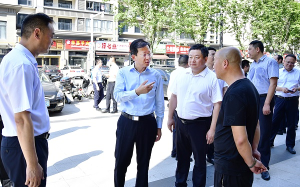 张建华在视察城乡接合部环境专项整治工作.jpg