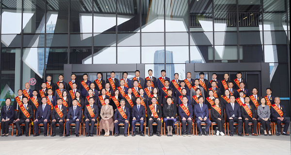 图为市委常委、区委书记张建华等领导与劳动模范和先进工作者合影。徐浩翔摄.png