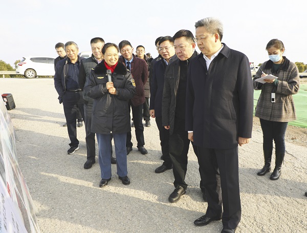 1月6日下午，市委副书记、代市长吴新明带队调研通州生态环境工作。区委书记陈永红，区委副书记、区长王少勇等陪同调研。 徐浩翔 摄.jpg