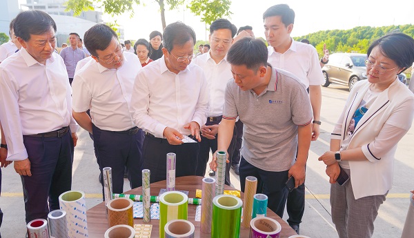 5月24日、25日，全区产业项目建设推进会暨高质量发展监测点评会召开。会前，市委常委、区委书记带队现场观摩产业项目。徐浩翔 摄.jpg