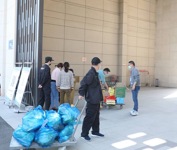 先锋街道办工作人员将生活物资分送至中南珑悦小区。   张邦发 摄.jpg