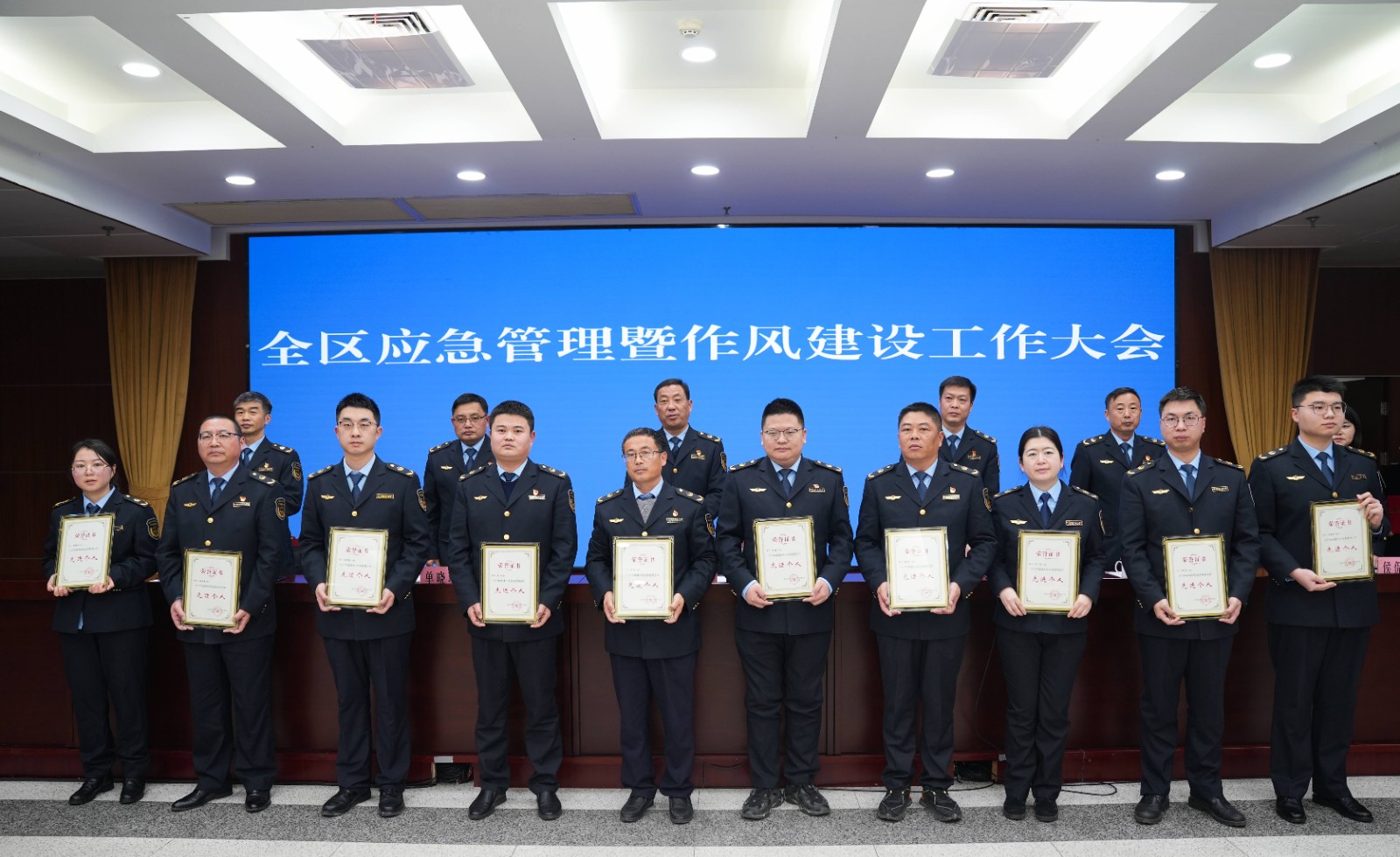 合影2(1).jpg