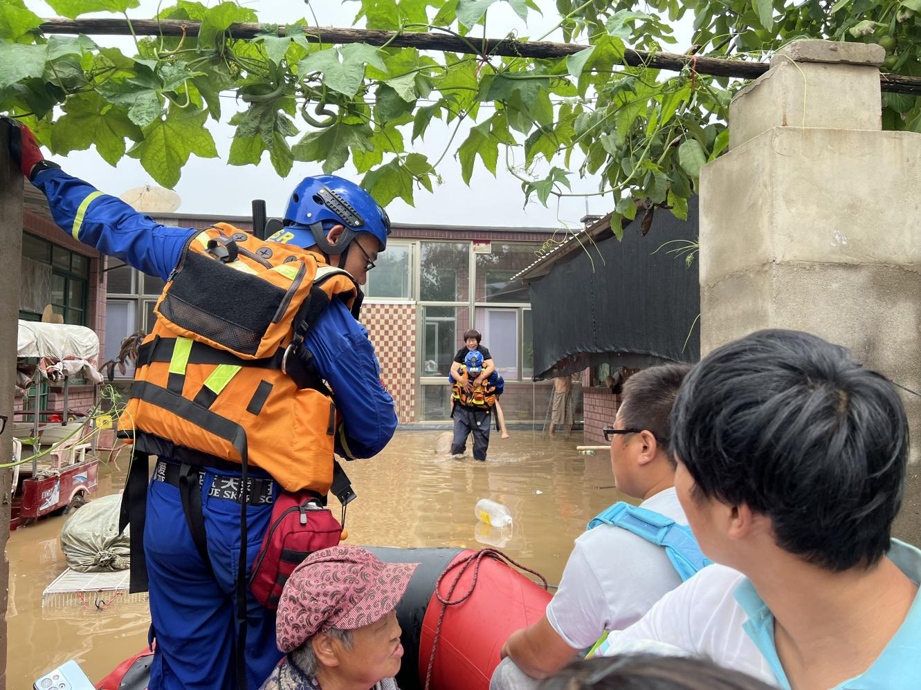 直击河北涿州救援现场：2公里长渍水路段成繁忙航道，上百艘救援艇半天转移数千人