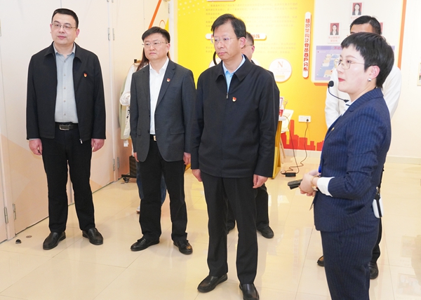 3月9日下午，市委常委、区委书记张建华带队观摩通州万达广场党支部工作现场。徐浩翔摄.jpg