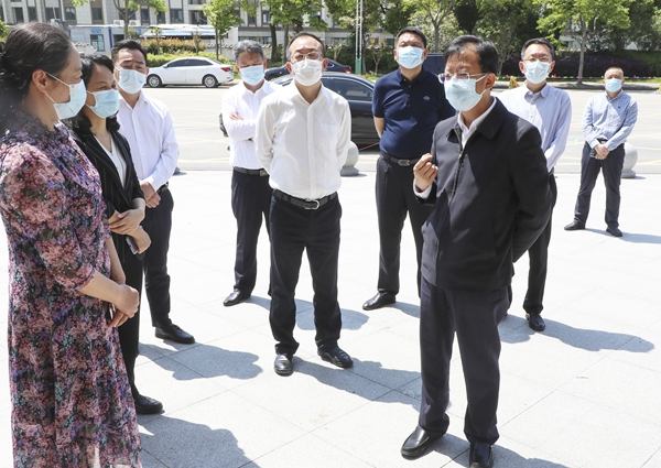 5月4日，市委常委、区委书记张建华（右三）率队检查南山湖小学复课工作。   徐浩翔 摄.jpg