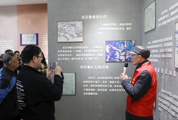 志愿者饱含深情讲述吴亚鲁的生平故事。 徐浩翔摄.jpg