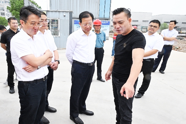 9月24日,市委常委、区委书记张建华深入石港镇丰威制药行业固体制剂前处理及智能生产线项目现场开展调研。徐浩翔摄.jpg 9月24日,市委常委、区委书记张建华深入石港镇丰威制药行业固体制剂前处理及智能生产线项目现场开展调研。徐浩翔摄.jpg