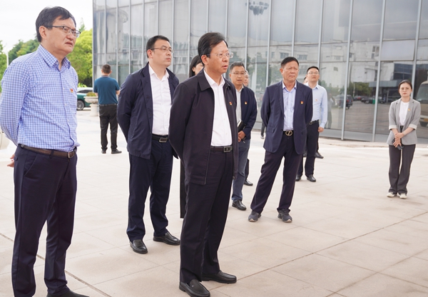 5月18日下午，市委常委、区委书记张建华率队在江苏综艺集团调研党建工作。 徐浩翔 摄.jpg