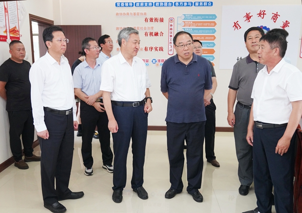 7月20日，安徽省安庆市政协主席、党组书记章松率队来我区兴仁镇徐庄村考察调研“有事好商量”协商议事工作。徐浩翔 摄.jpg