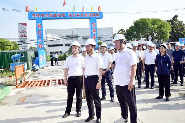 8月3日，市委常委、区委书记张建华带队观摩兴东街道森珀新材料项目建设现场。    陈啸天 徐浩翔 摄.jpg