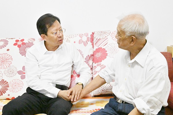 9月29日，市委常委、区委书记张建华看望慰问离休干部张经义。  徐浩翔 摄.jpg