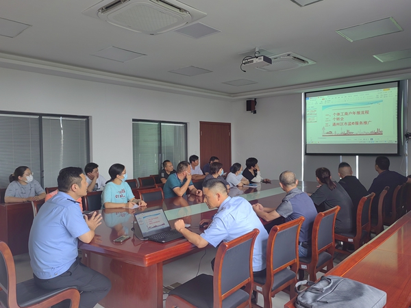 召开座谈会.jpg